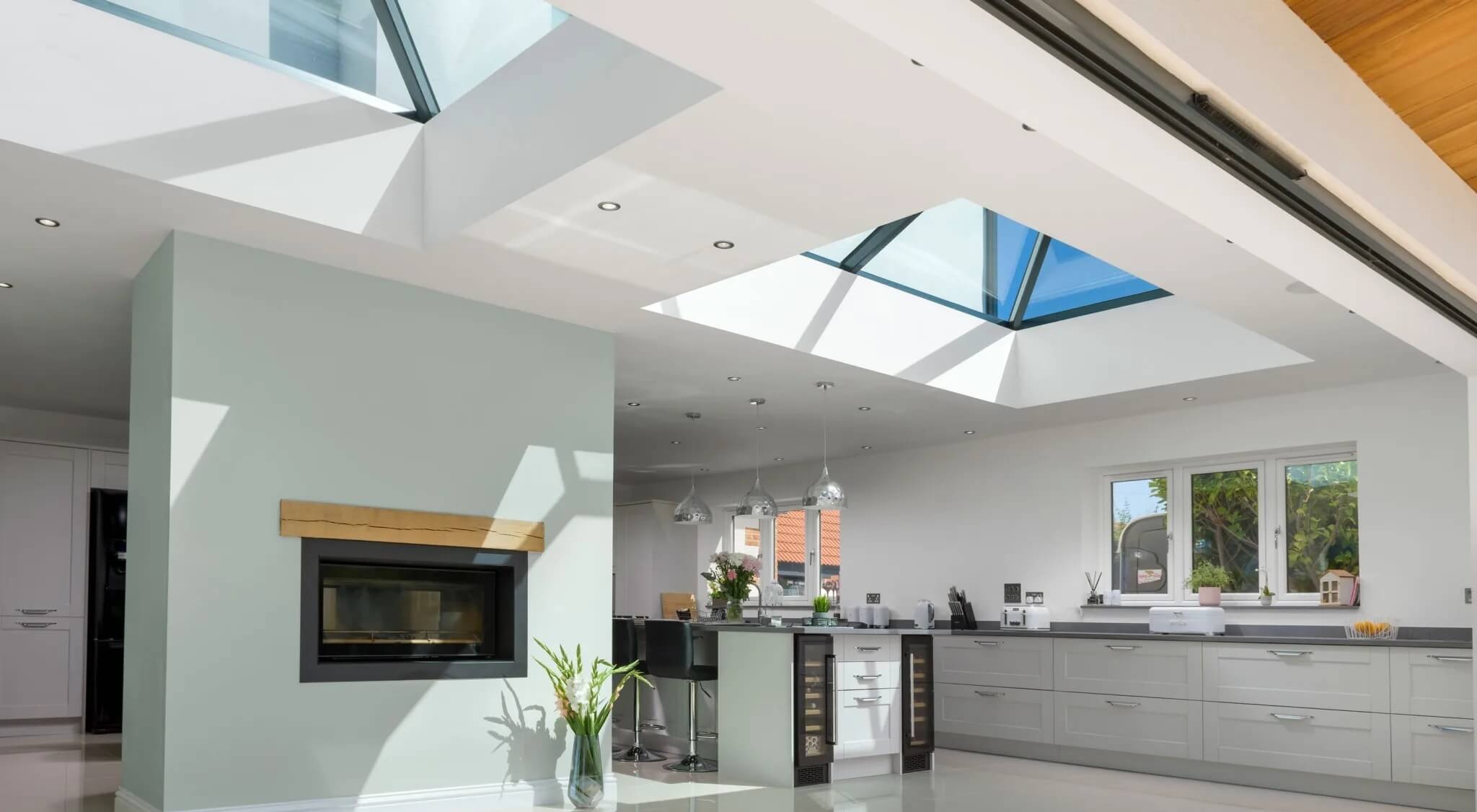 This image features a Korniche roof lantern above a modern kitchen, providing abundant natural light. The lantern enhances the kitchen’s design with sleek lines and an open, airy atmosphere, in line with the page’s emphasis on stylish and functional roof lanterns.